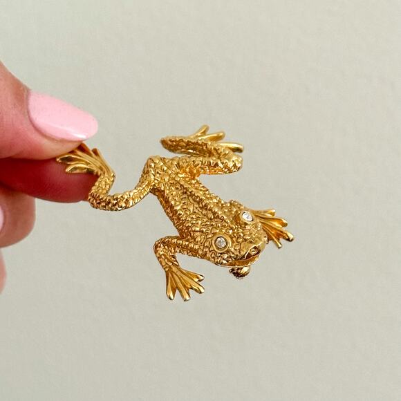 ST. JOHN Vintage Gold Tone Climbing Frog Rhinestone Eyes Brooch Pin - Picture 1 of 4
